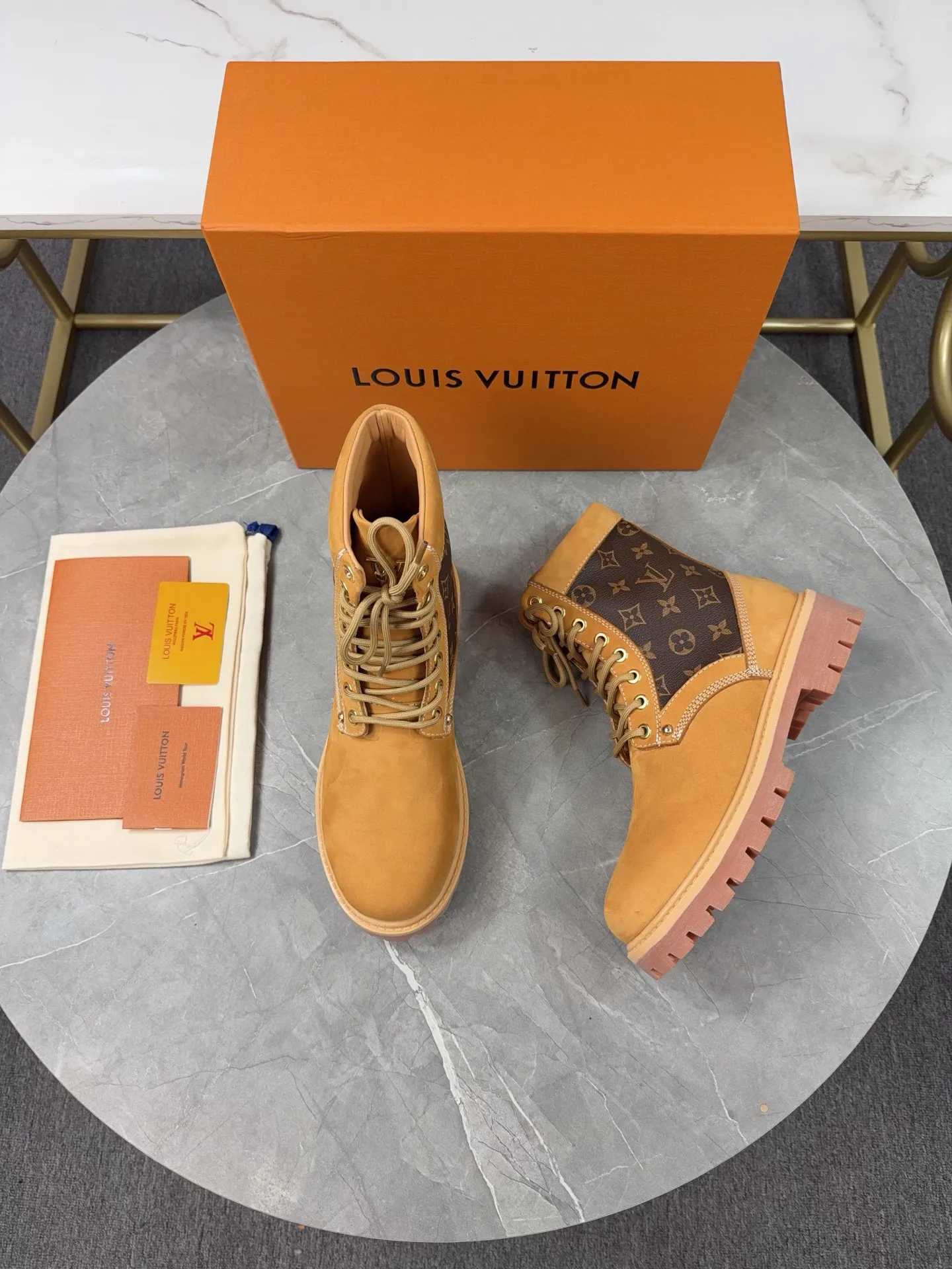 p720🐮🐮2025 top version: couple style LV presbyopia, embossed rhubarb boots, ankle boots, embossed waterproof nubuck cowhide boots, relying on the brand's exquisite craftsmanship to carefully reshape the classic T 6-inch boot shape in Italy to create an American-style autumn and winter men's and women's wear show. The original laces and outsole are exquisitely detailed, and the leather label expresses the cooperation logo. Exquisite packaging at the delivery counter🛍📦 ▪️Fabrics: Original customized imported first-layer cowhide ▪️Inner lining: Original customized leather lining/mesh lining ▪️Outsole: Original molded anti-slip rubber material ▪️Sole thickness: 3.5CM ▪️Size: 35-40 for women and 39-46 for men